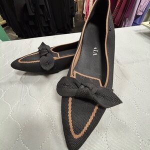 VIvaia Pointed Toe Bow Loafers